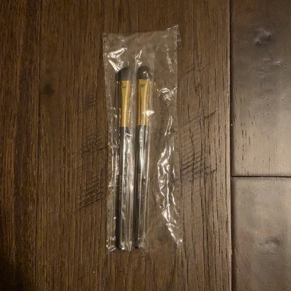 2/$20🎉 Elizabeth Arden makeup brushes NEW - Picture 1 of 3